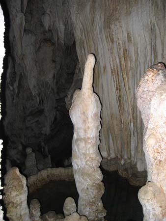 stenpelare av stalaktiter och stalagmit