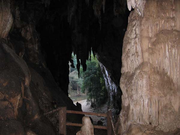 Vi lämnar Nam Lod Cave